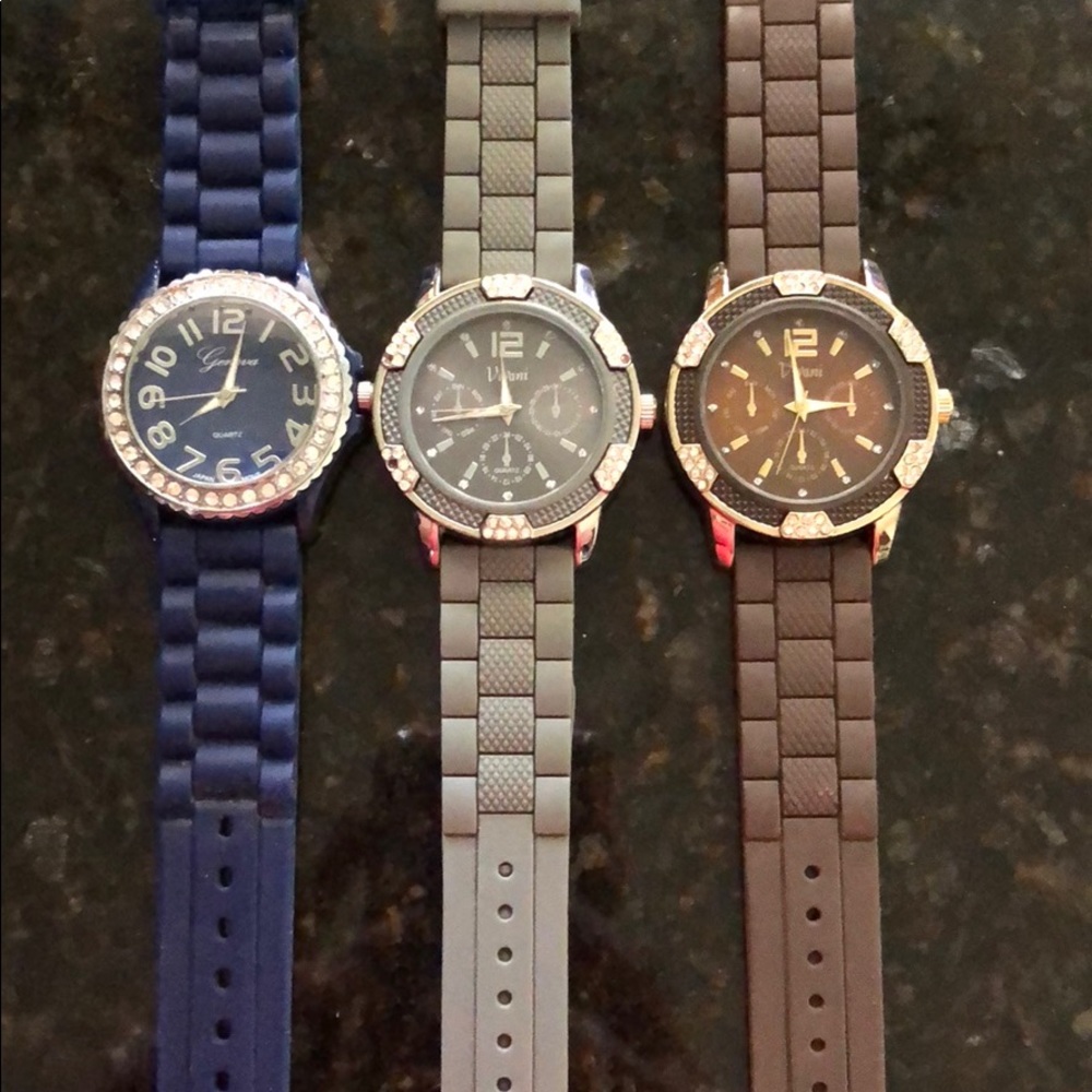 Set of 3 watches.